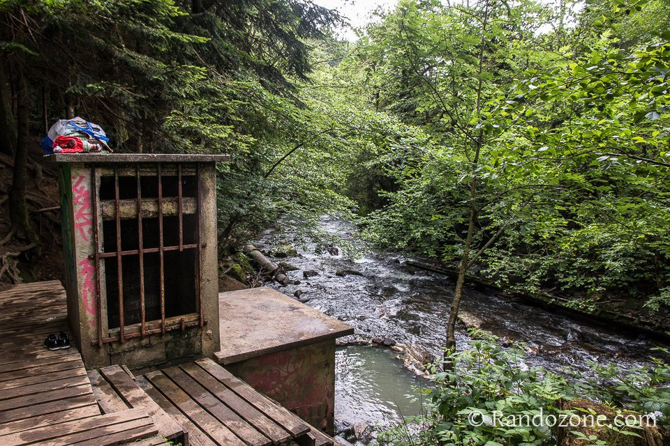 Bloc de protection de la source d'eau chaude