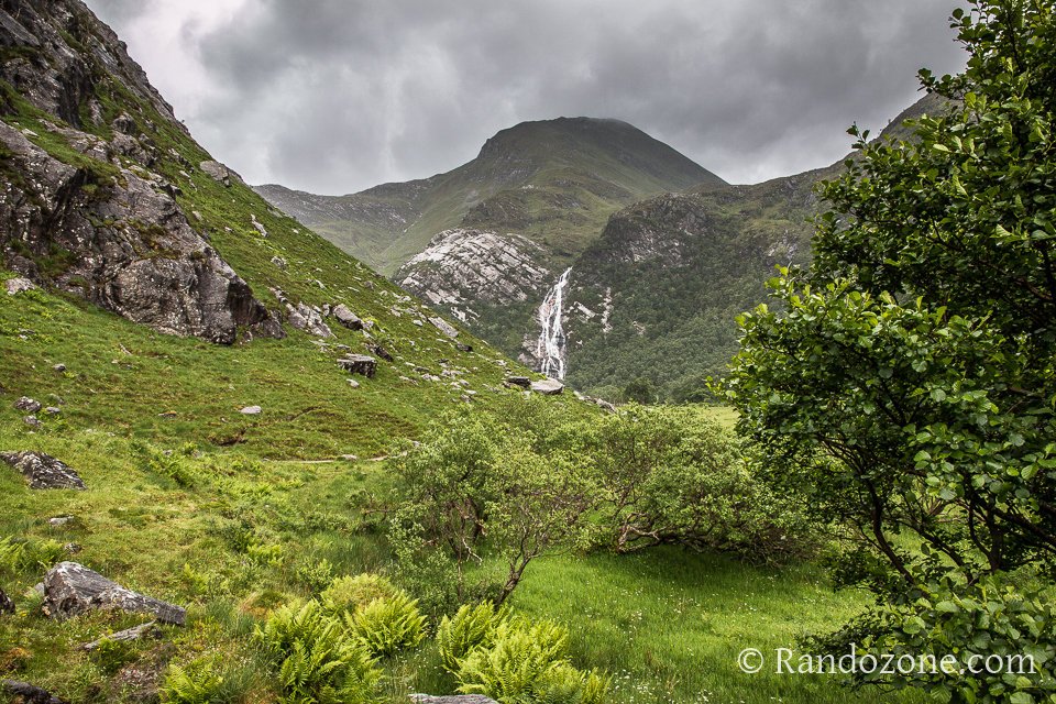 La cascade de Steall Meadows est en vue