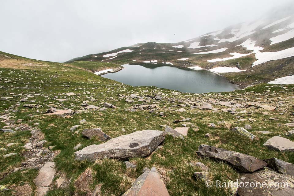 On monte rapidement au dessus du lac