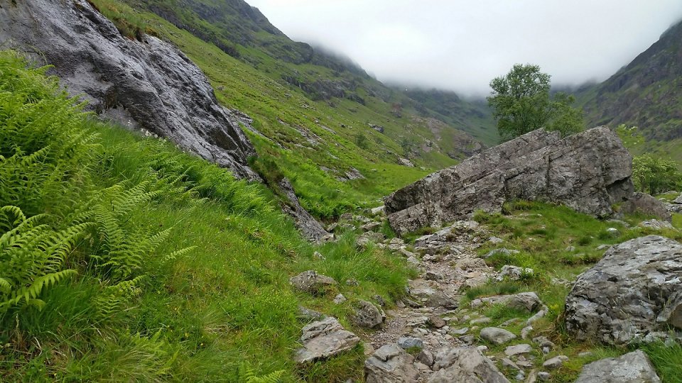Durant la mont�e entre rochers et sentier