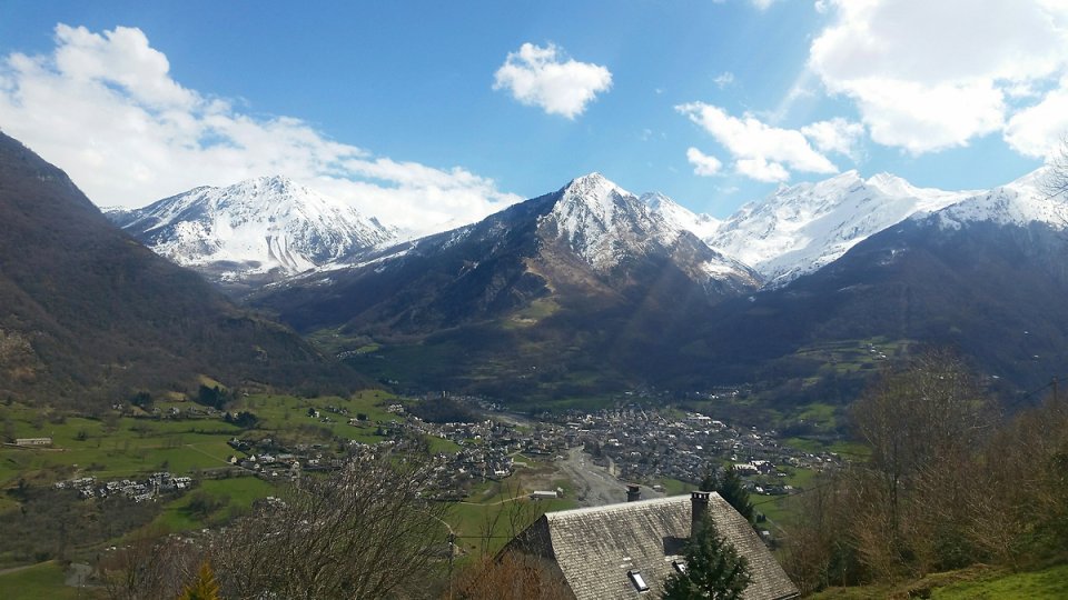 Une grange au premier plan