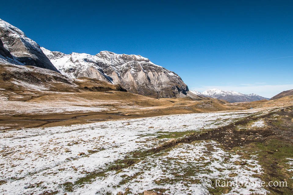 On marche dans la neige