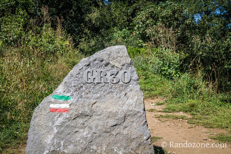 Sur le GR 30 au dessus du lac de Gury