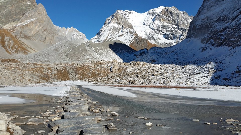 Le lac est gel� par endroits