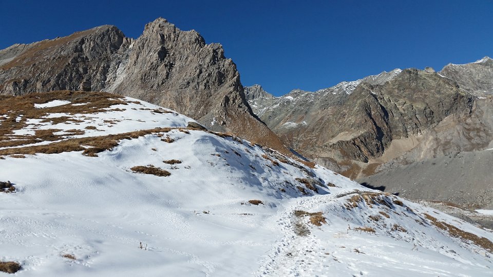 Sur le sentier enneig�