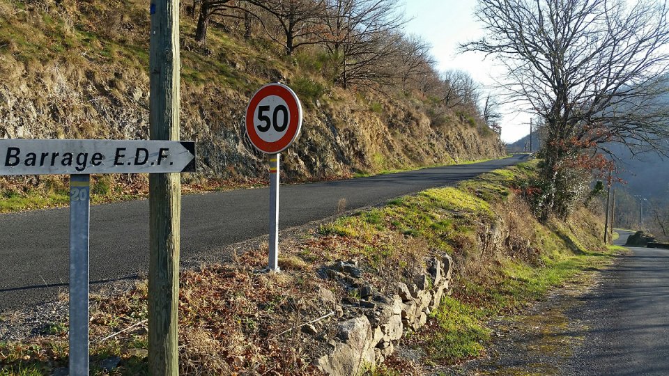 Le barrage EDF c'est sur la droite