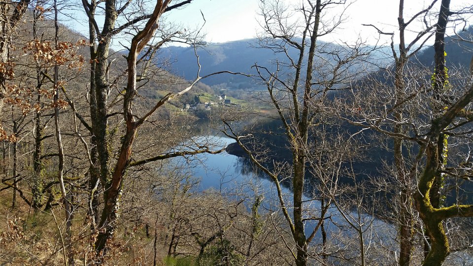 Le lac de Couesque se trouve juste l�