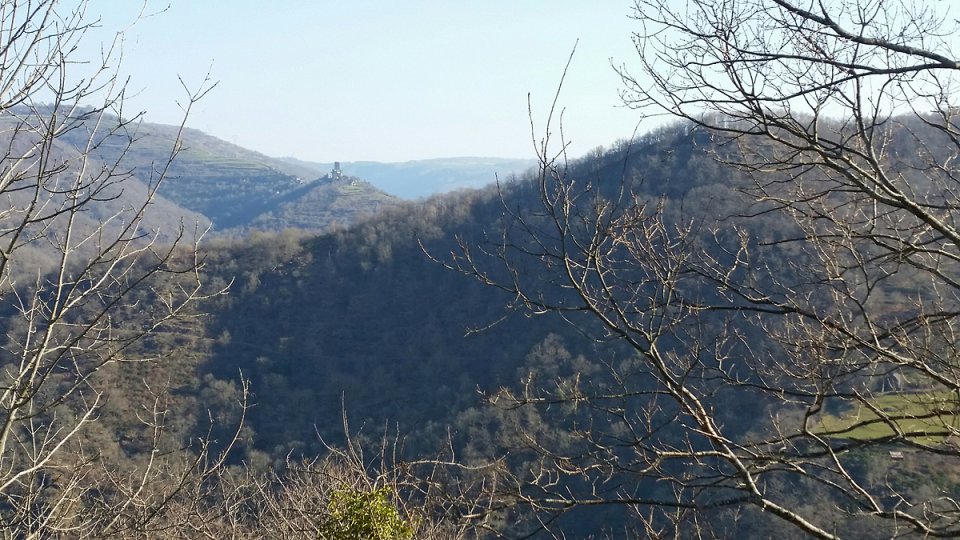 Vue sur le ch�teau de Vallon � l'horizon