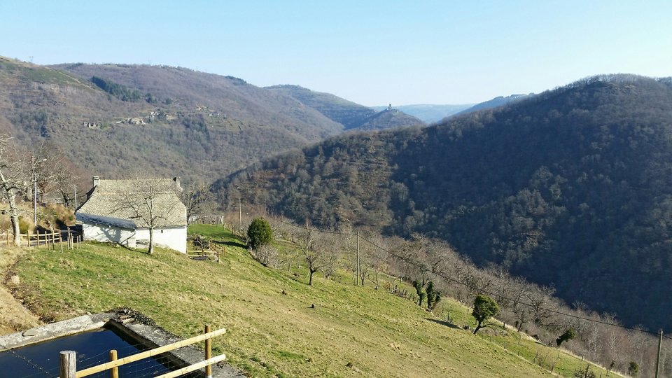 Le hameau avec vue sur le ch�teau de Vallon
