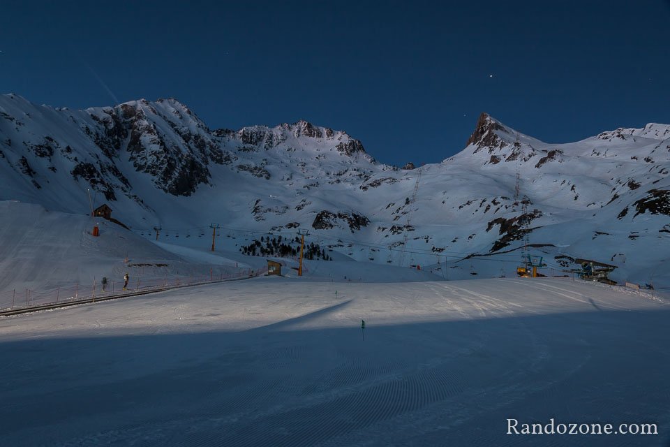 Il fait encore nuit sur la station de Luz Ardiden
