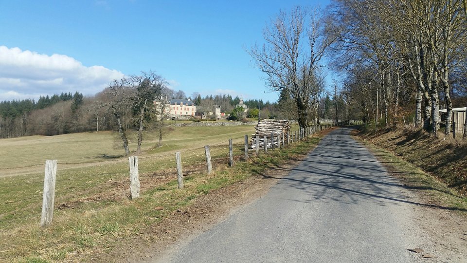 La petite route qui passe pr�s du ch�teau