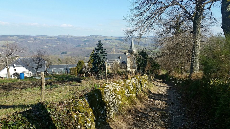 Le sentier qui part du village de Campuac