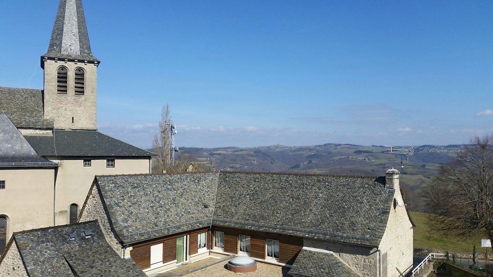 L'�glise de Campuac domine la vall�e du Lot