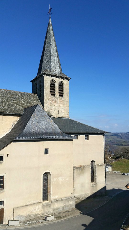 L'�glise de Golinhac tr�ne fi�rement au coeur du village