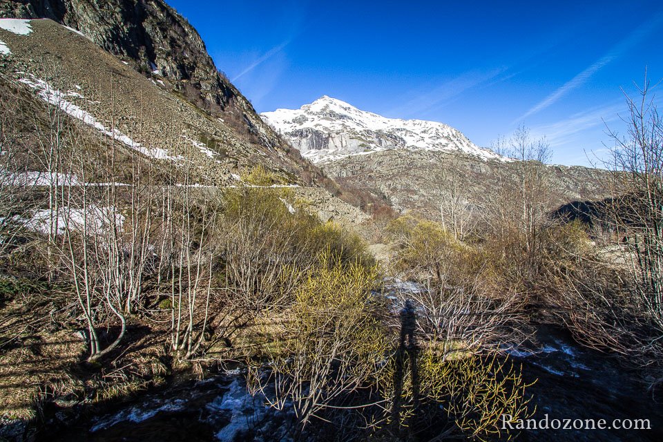 On va marcher sur la route pendant un moment