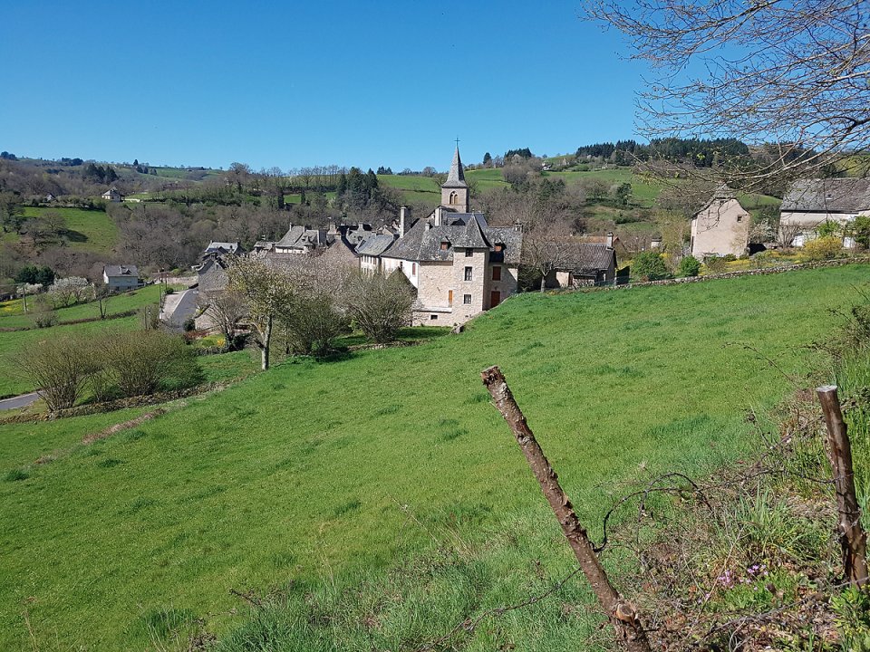 Le joli village d'Espeyrac vu depuis le GR65