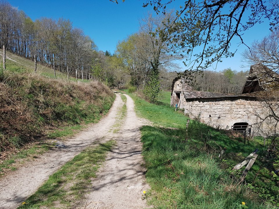 Sur la piste prs de la grange