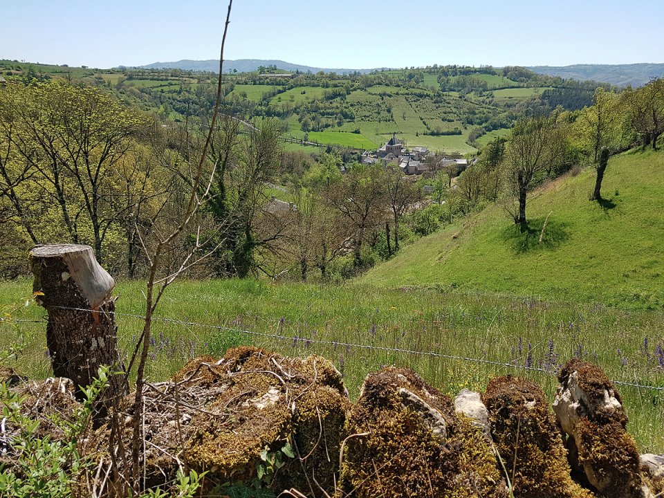 Le village de Coubisou au creux de la verdure