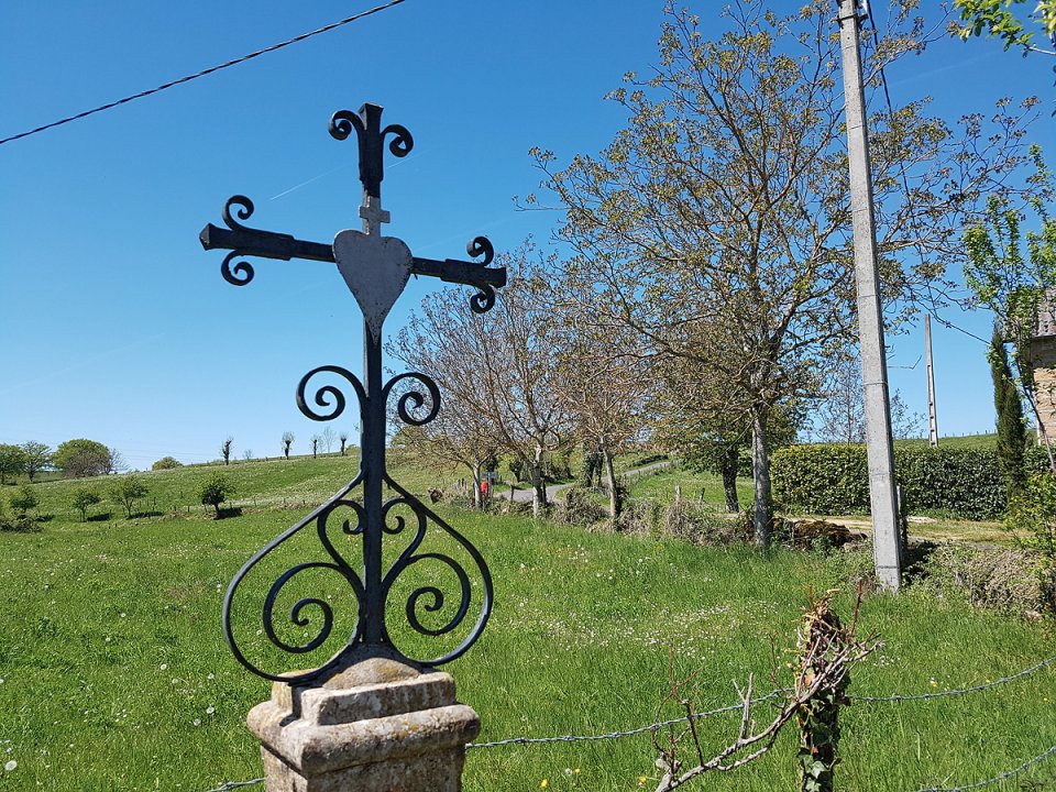 Une croix en fer  la croise des chemins 