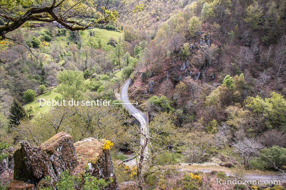 On voit le dpart du sentier juste aprs le pont