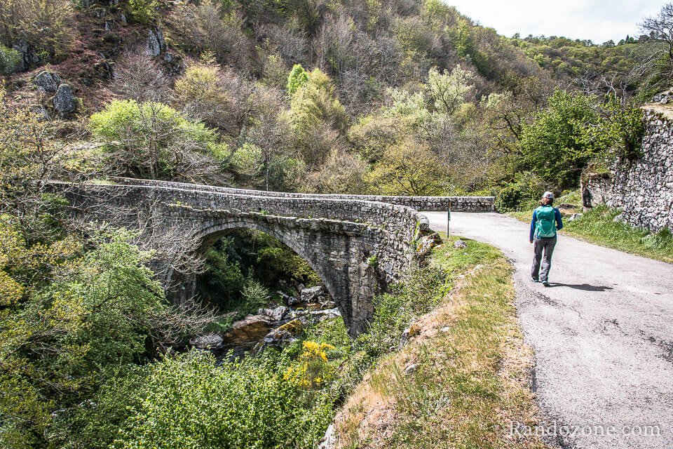 On arrive au pont