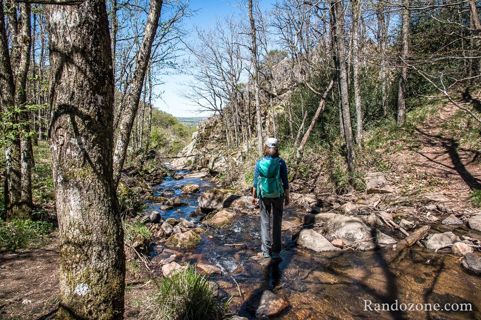 Les rochers pour traverser le cours d'eau