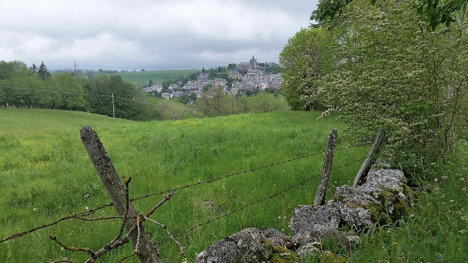 Laguiole vue depuis le sentier