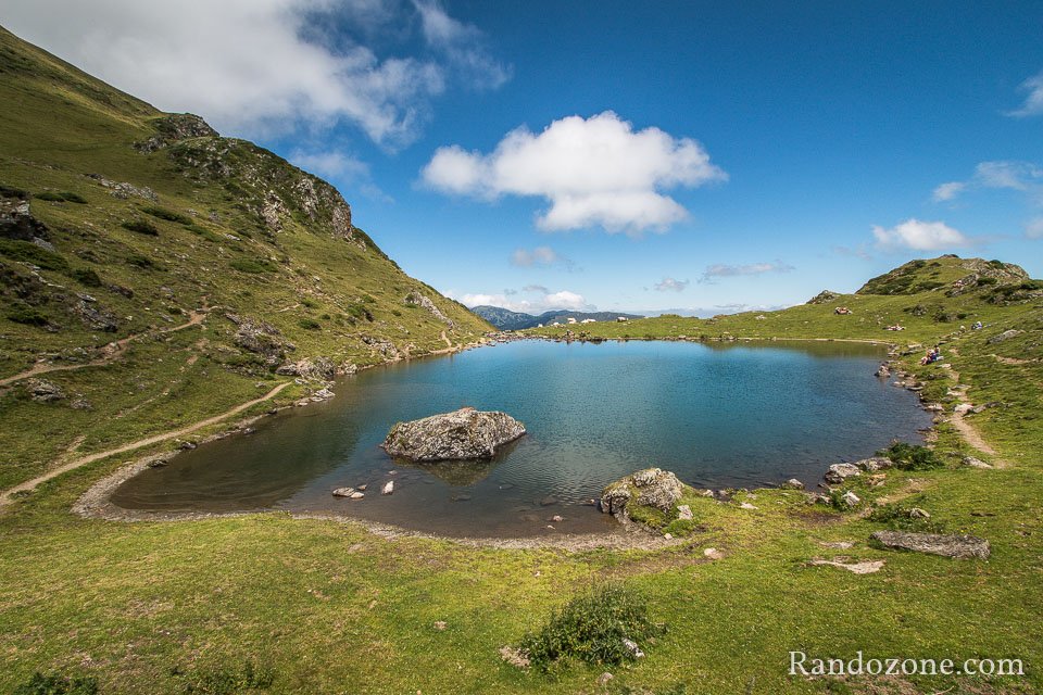 On contemple le lac d'Arou