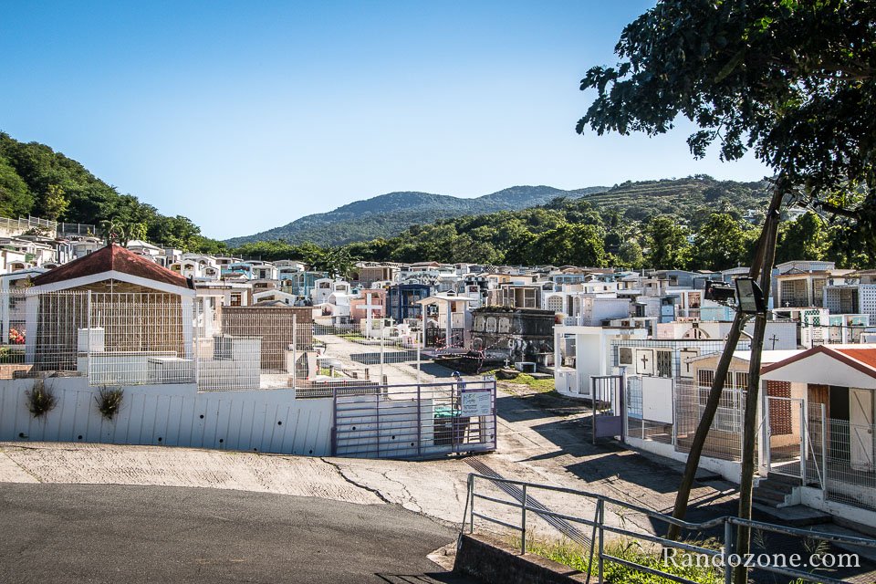 D�part du cimeti�re de Deshaies