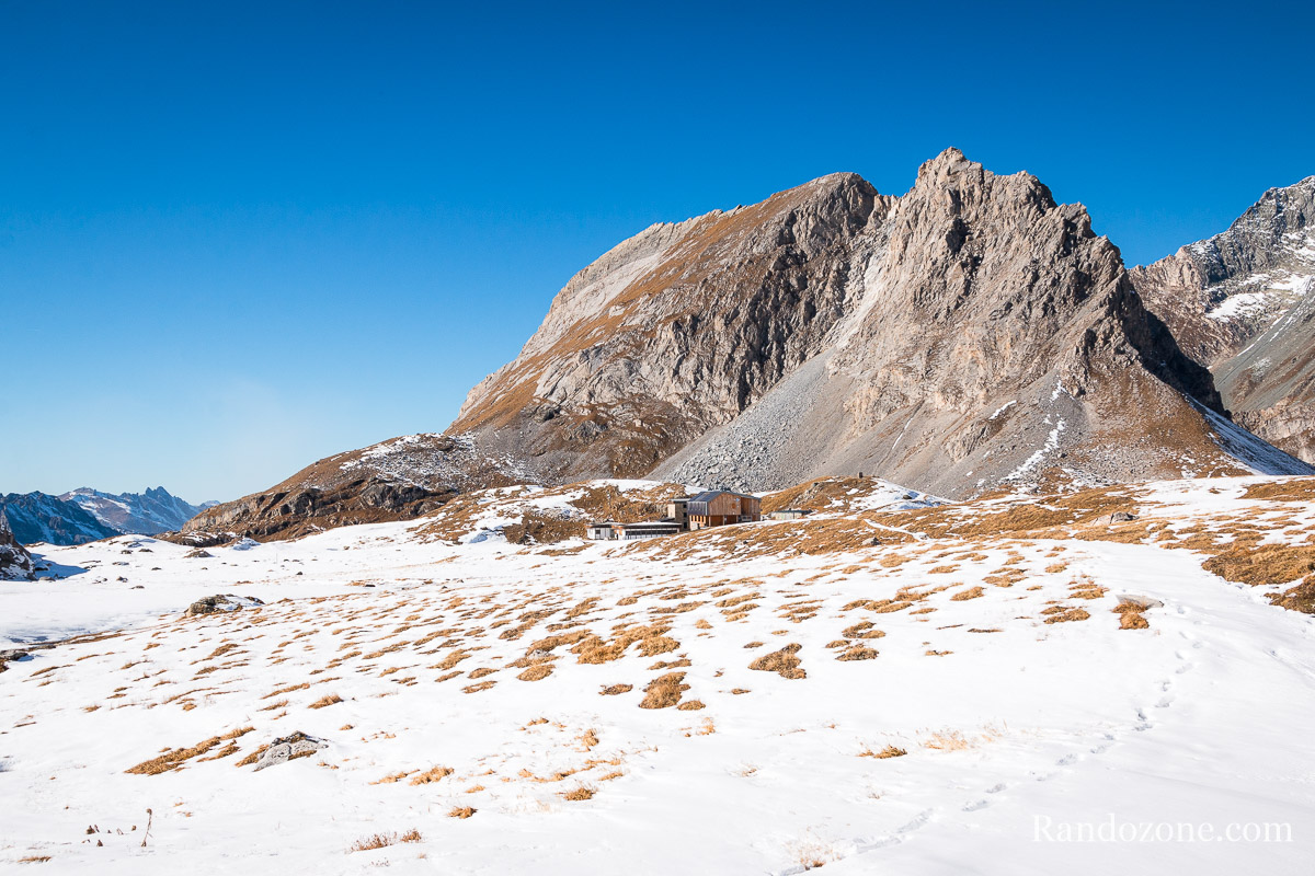 Vue sur le refuge en s'éloignant un peu