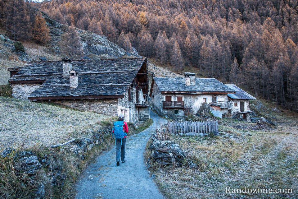 Nous traversons le hameau du Monal