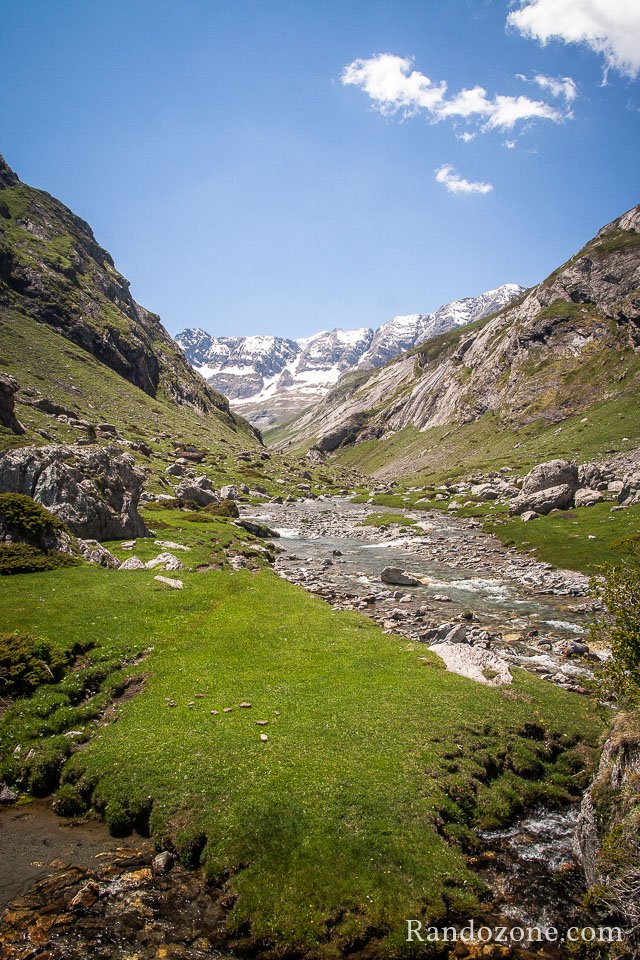 On s'loigne du lac et on entre dans le cique d'Estaub