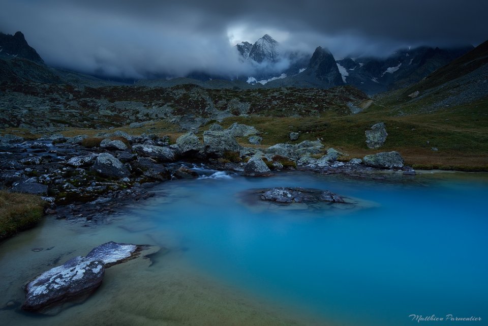 Mme  la tombe de la nuit les couleurs sont magnifiques