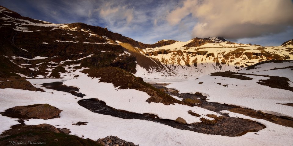 Les lacs Blanc et Noir situs derrire le refuge du Carro