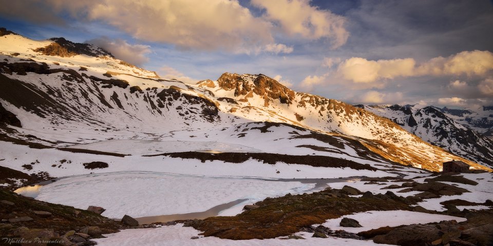 Le panorama du refuge et de ses deux lacs