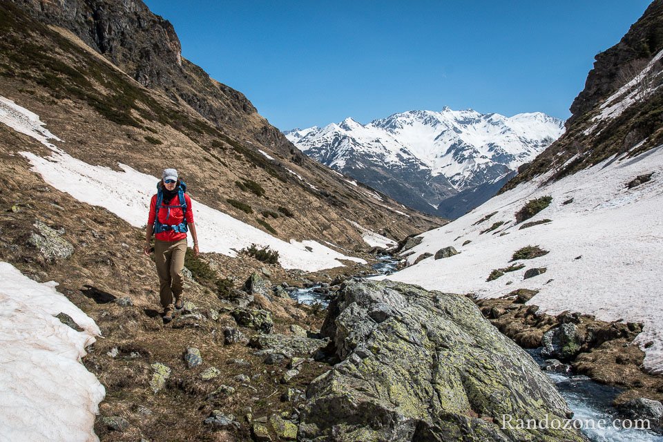 La valle est de moins en moins large