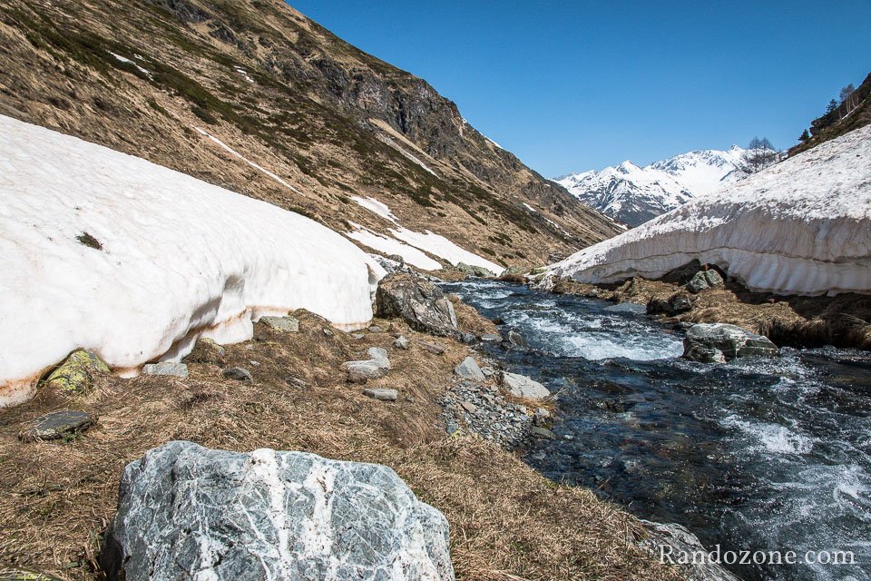 Beaux nvs le long de la rivire
