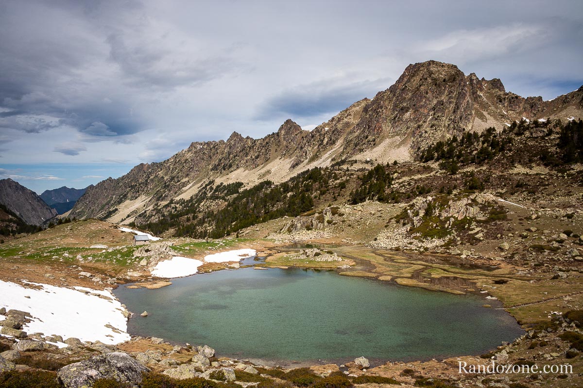 Lac de Coueyla Gran et cabane d'Aygues Cluses