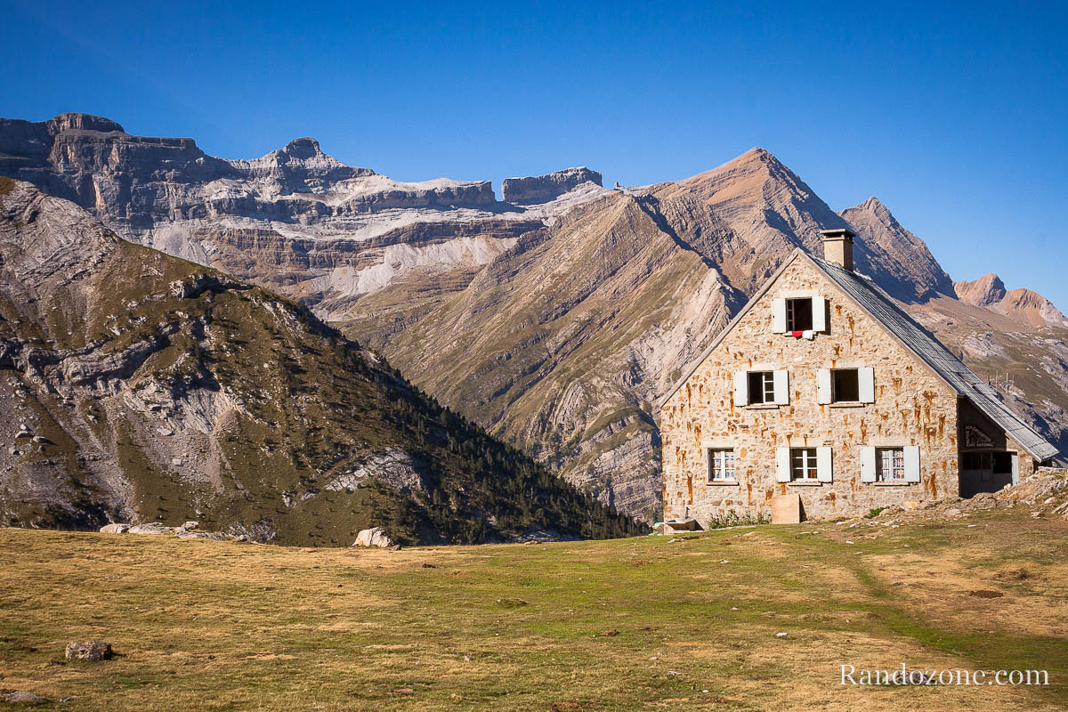 Refuge des Espuguettes et Brche de Roland en arrire plan