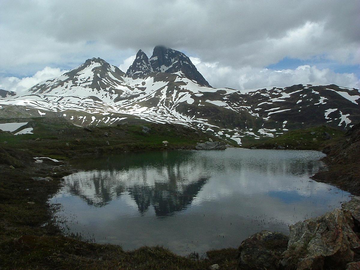 Pic du Midi d'Ossau vu d'un petit lac frontière