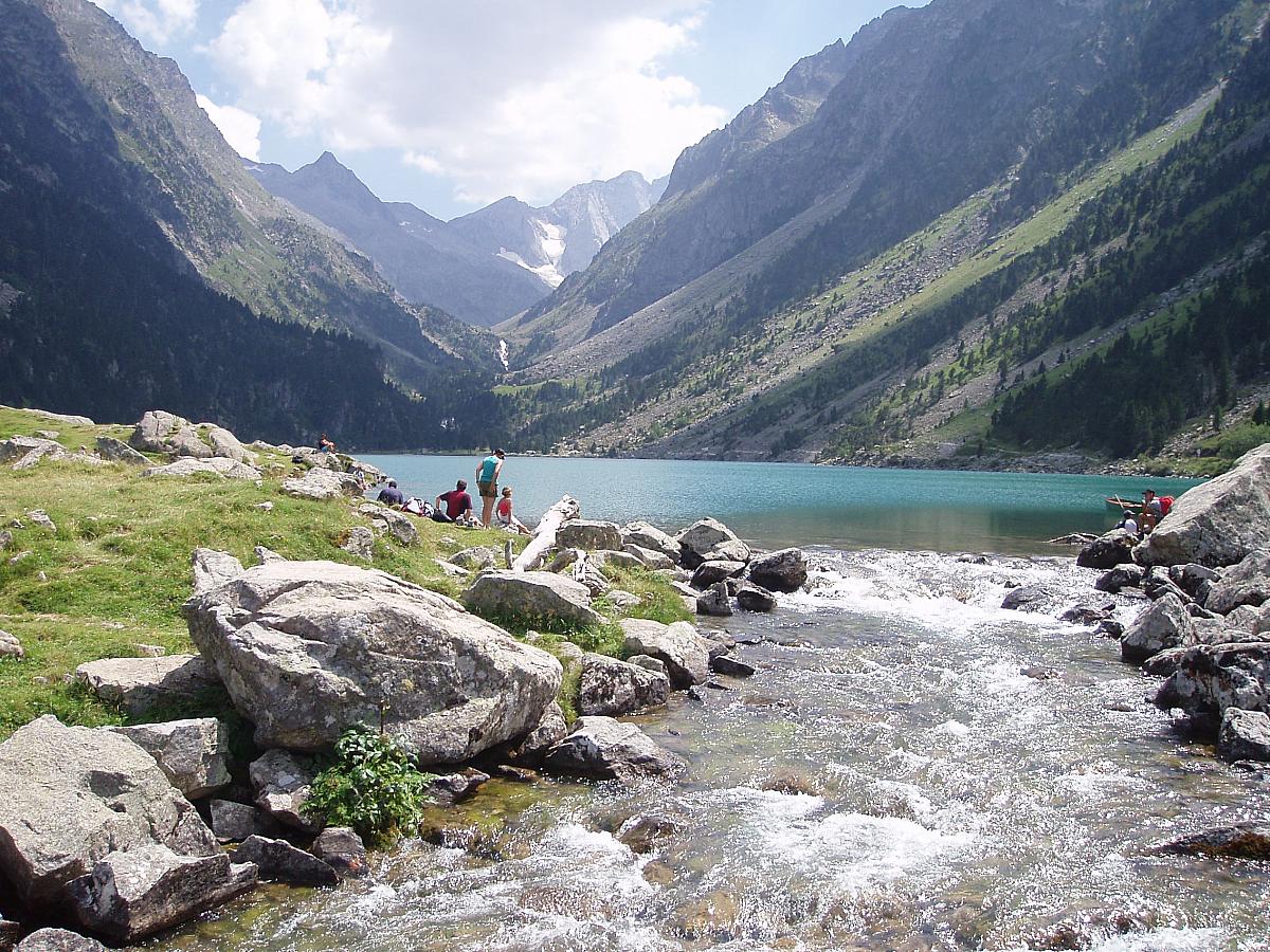 Lac de Gaube au niveau du cours d'eau