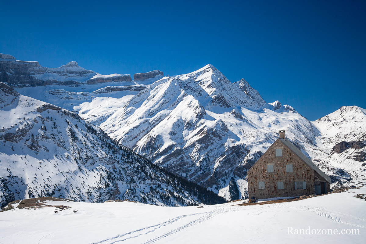 Refuge des Espuguettes et cirque de Gavarnie sous la neige