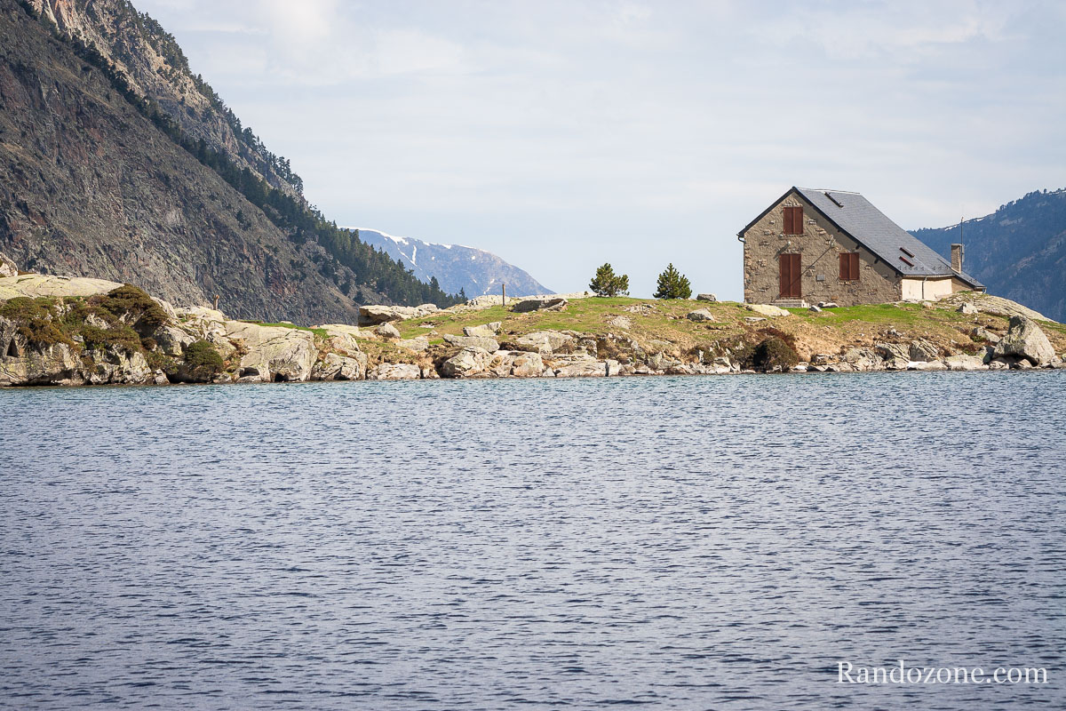 Refuge et lac d'Estom