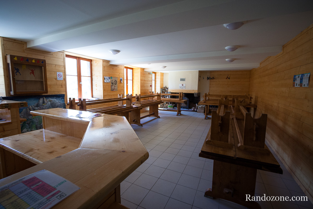 Salle  manger du refuge de la Glre