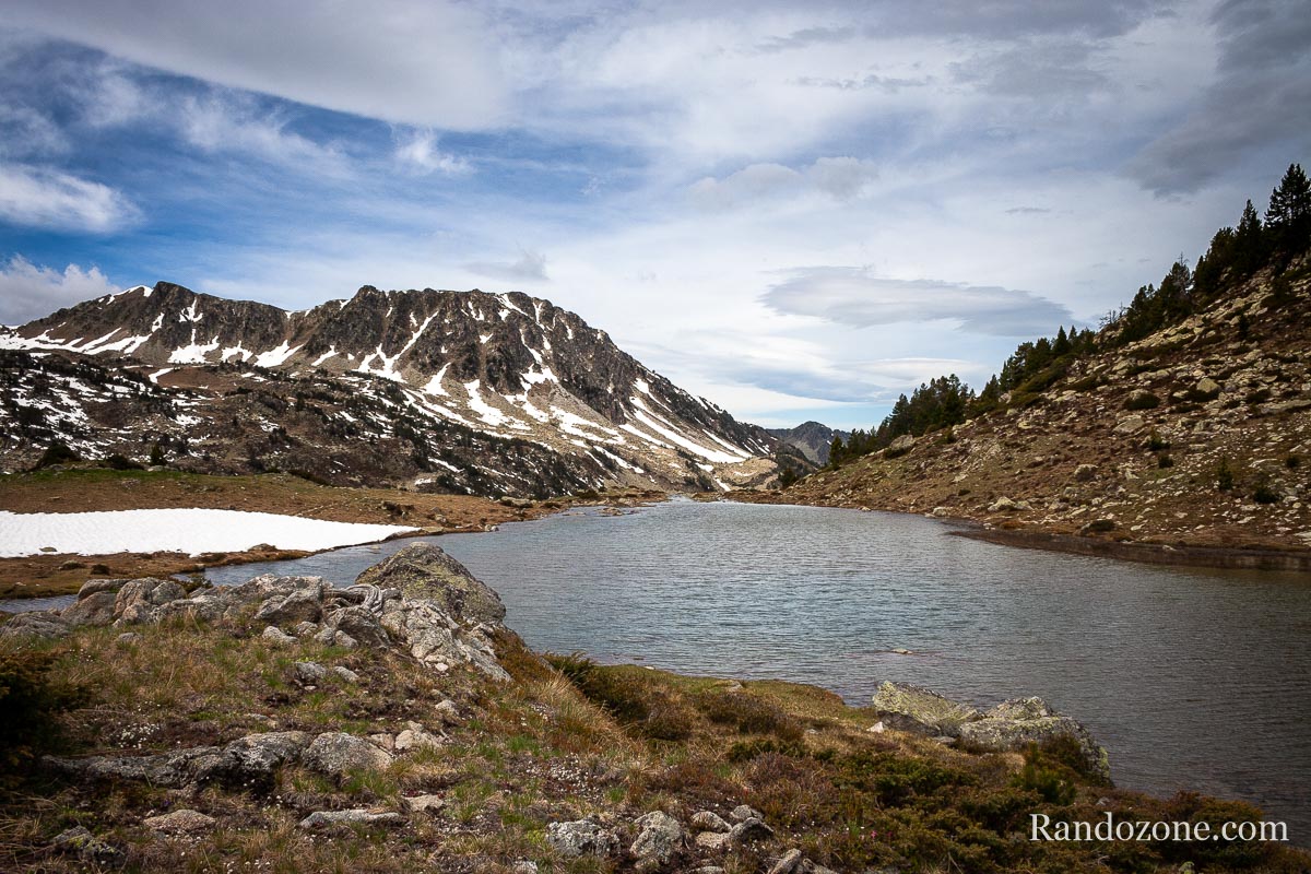 Au bord du lac d'Agalops