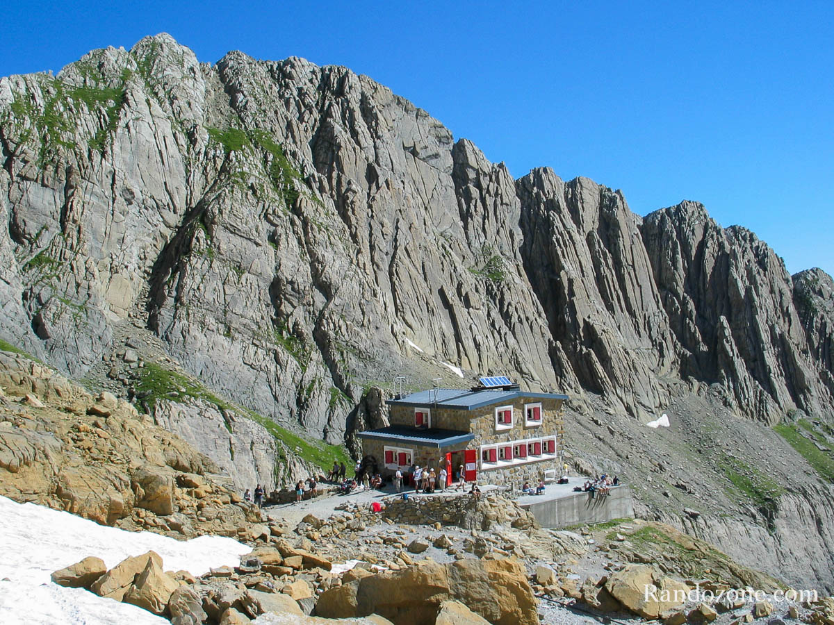 Refuge et pic des Sarradets