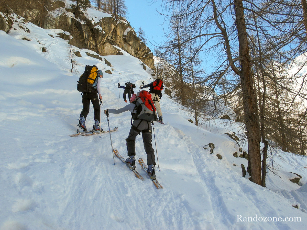 Skieurs de randonnée dans le massif du Gran Paradiso en Italie