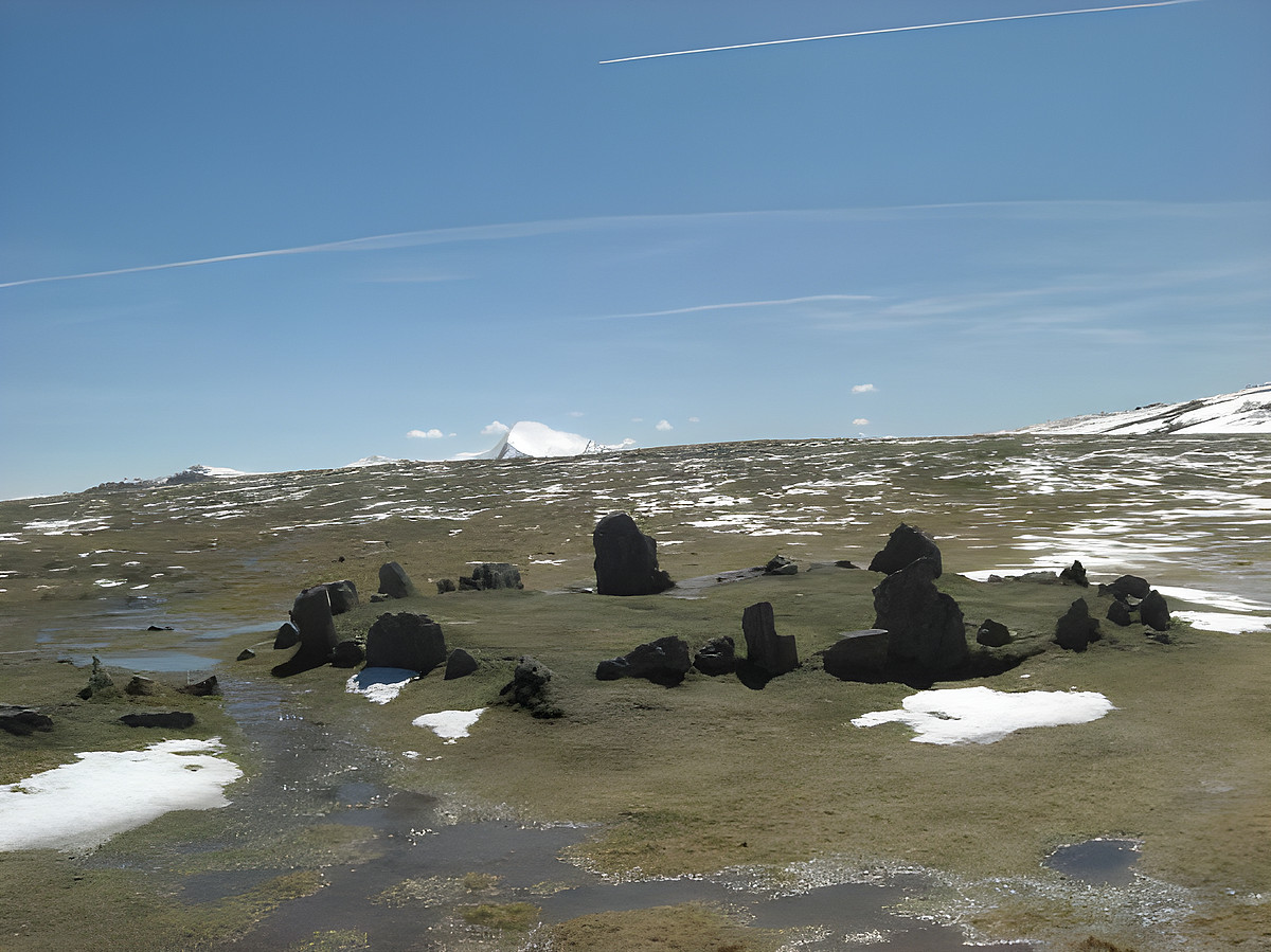 Site des cromlechs d'Occabe et pic d'Orhy en montant au sommet