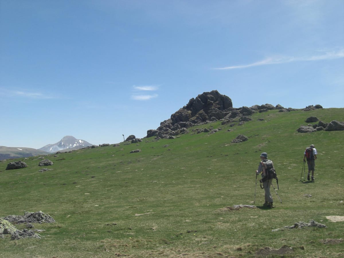 Arrivée au sommet d'Occabe (1456 m) avec le pic d'Orhy
