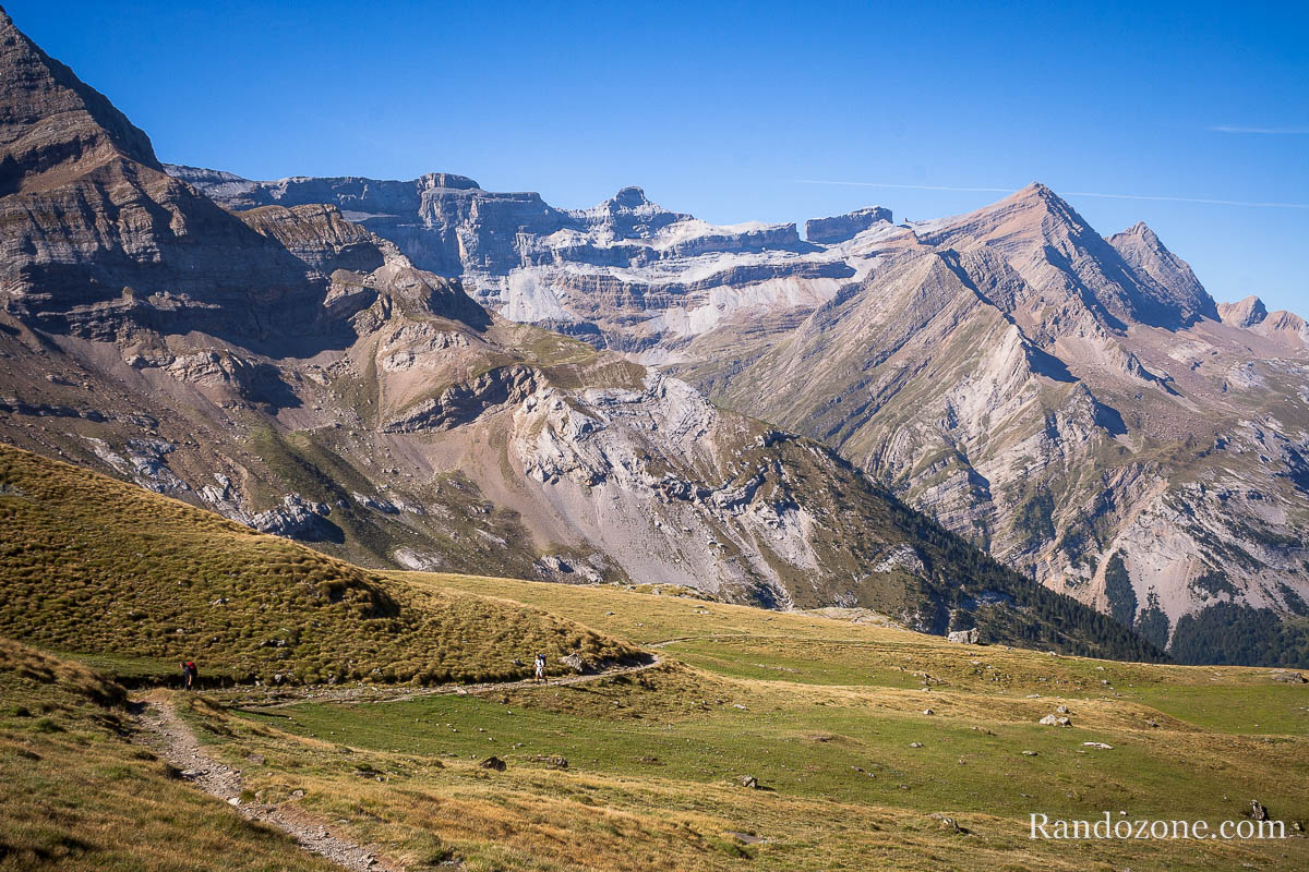 Sentier qui monte au Pimen aprs le refuge